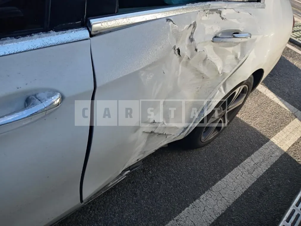Photo 2 of 16: 2018 Mercedes-Benz E300 4Matic Avant-Garde (1,991CC), VIN WDDZF4KB3JA377452 — Korean insurance auction