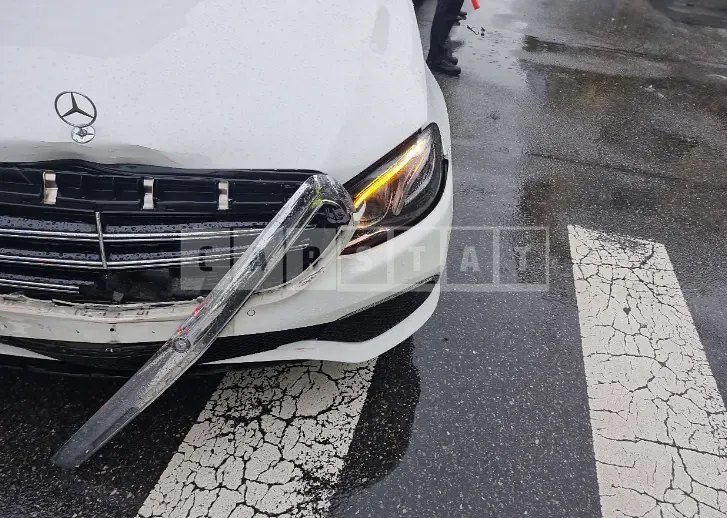 Photo 2 of 12: 2017 Mercedes-Benz E 300, VIN WDDZF4JB7HA070331 — Korean insurance auction