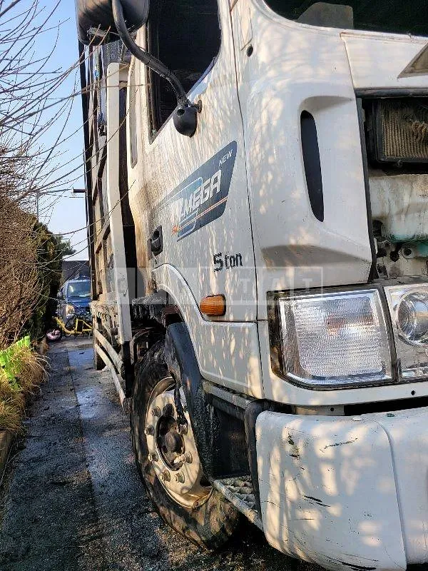 Photo 2 of 9: 2019 Hyundai Mega Truck 5 Ton Knuckle Crane — Korean insurance auction