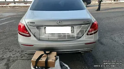 Photo 1 of 18: 2019 Mercedes-Benz E 300, VIN WDDZF4KB9KA542728 — Korean insurance auction