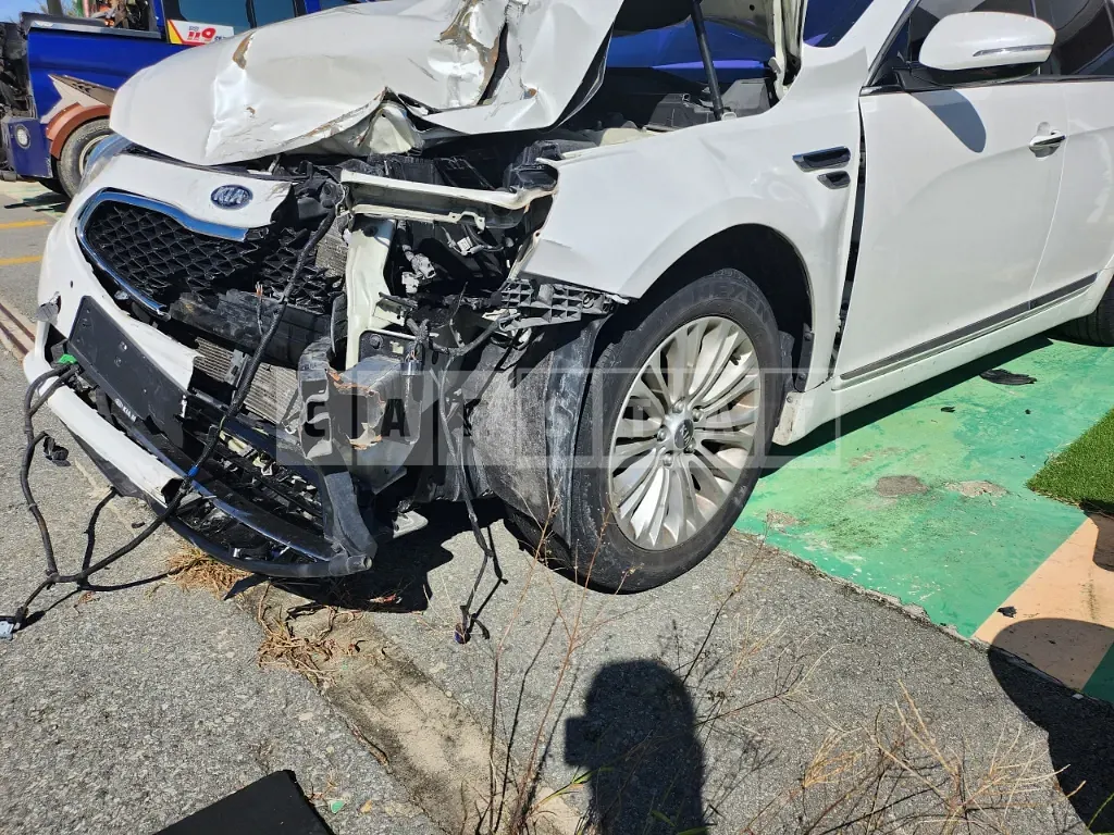 Photo 2 of 6: 2015 Mercedes-Benz E200 — Korean insurance auction
