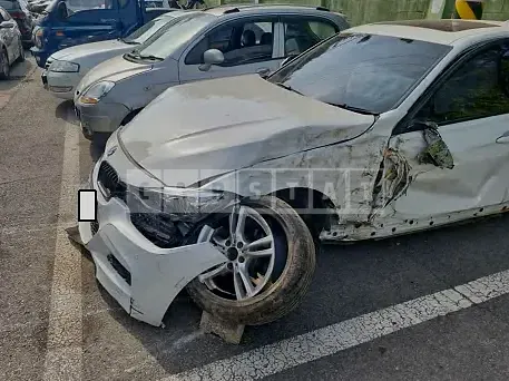Photo 2 of 9: 2018 BMW 330i, VIN WBA8B910XJA826721 — Korean insurance auction