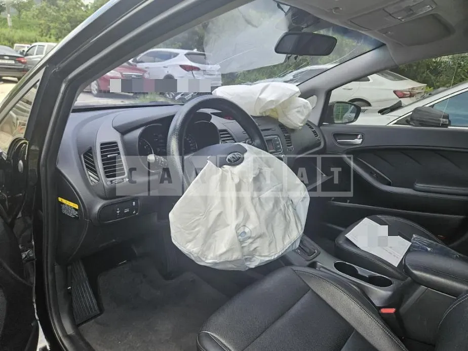 Photo 2 of 6: 2015 Kia K3 1.6 — Korean insurance auction