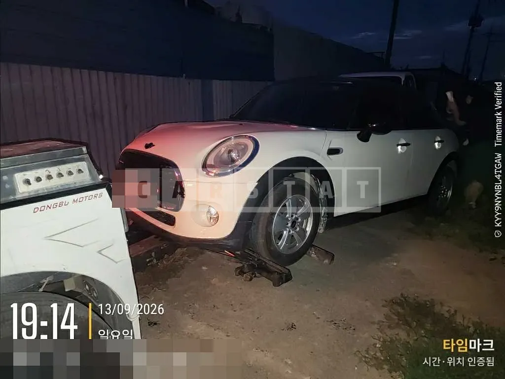 Photo 2 of 5: 2016 MINI Cooper D Five-Door — Korean insurance auction