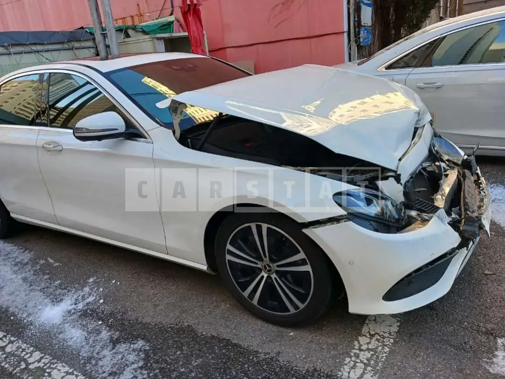 Photo 2 of 21: 2020 Mercedes-Benz E300, VIN W1KZF4JBXLA817221 — Korean insurance auction