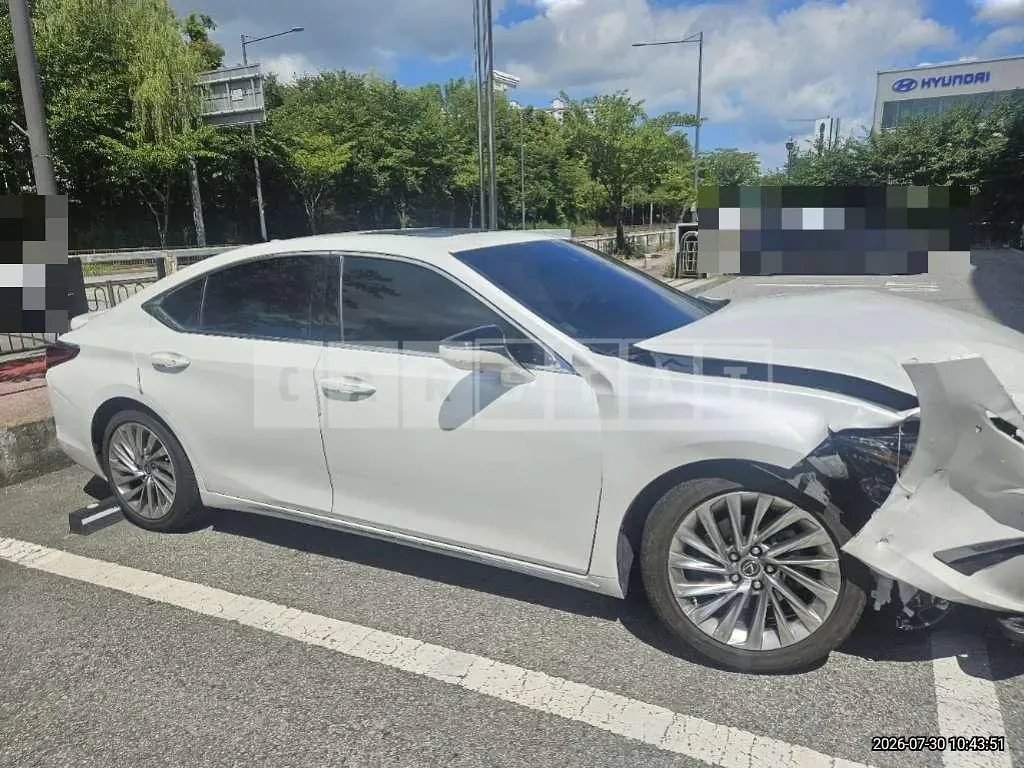 Photo 2 of 13: 2025 Lexus ES300h — Korean insurance auction