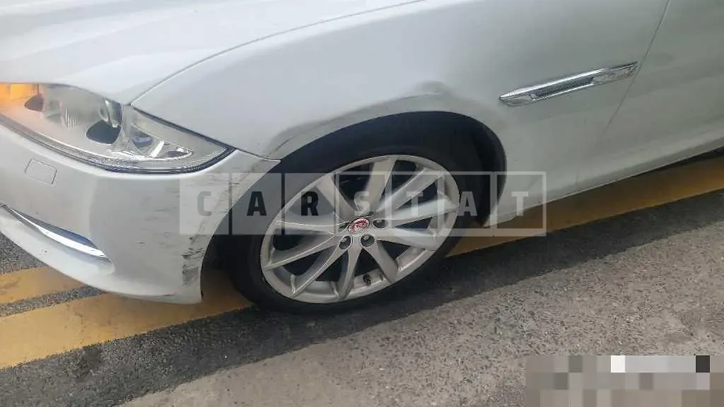 Photo 2 of 10: 2015 Jaguar XJ 3.0d — Korean insurance auction