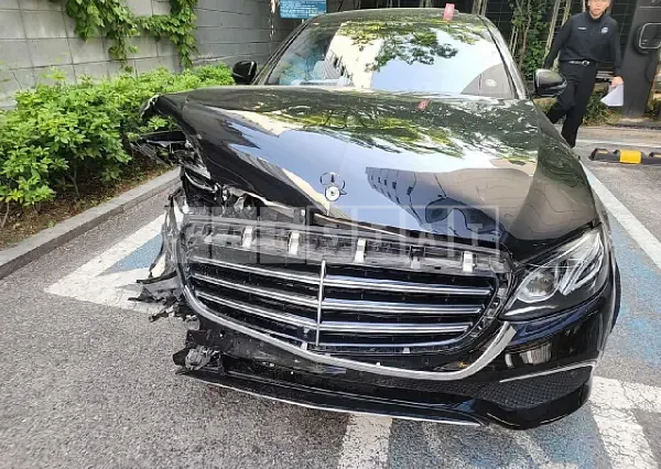 Photo 2 of 18: 2018 Mercedes-Benz E 300 4Matic — Korean insurance auction