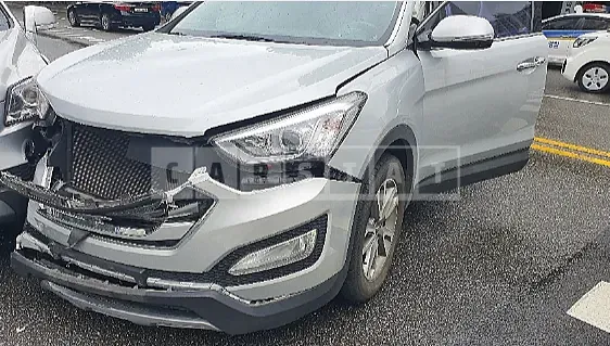 Photo 2 of 7: 2015 Hyundai Santa Fe, VIN KMHSW81UBFU309438 — Korean insurance auction