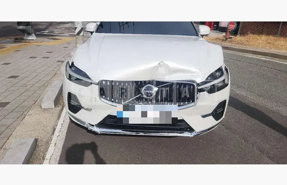 Photo 2 of 13: 2025 Volvo XC60B5 AWD — Korean insurance auction