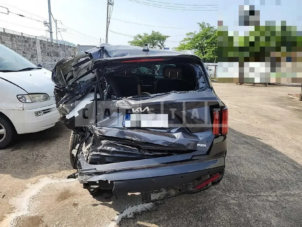 Photo 2 of 17: 2023 Kia Sorento 4WD — Korean insurance auction