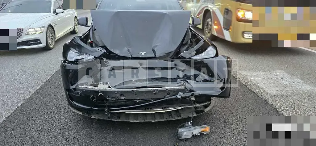 Photo 2 of 3: 2022 Tesla Y Performance — Korean insurance auction