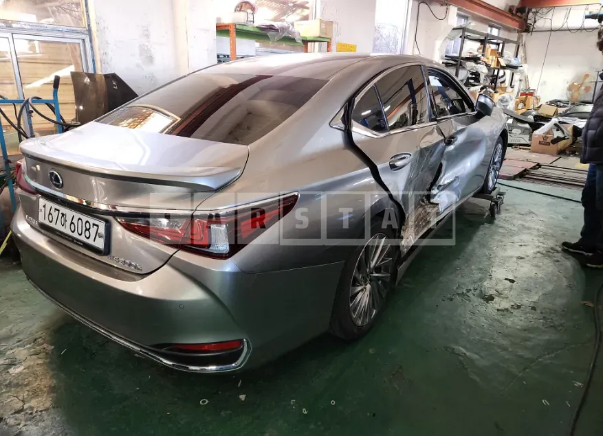Photo 2 of 11: 2020 Lexus ES300h, VIN JTHB21B18L2091850 — Korean insurance auction