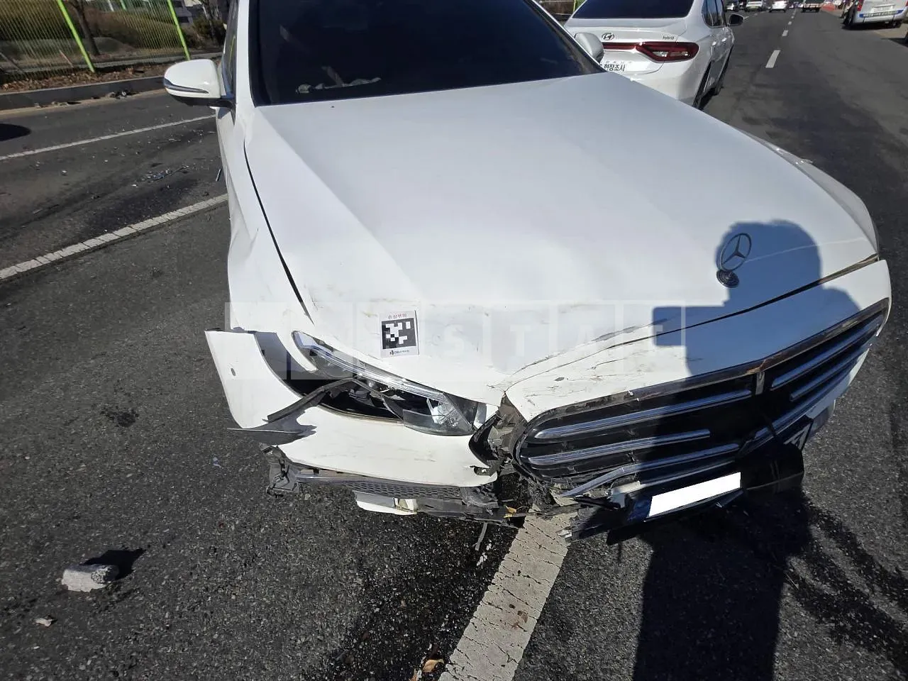 Photo 2 of 15: 2021 Mercedes-Benz E300e, VIN W1KZF5EB1MA945817 — Korean insurance auction