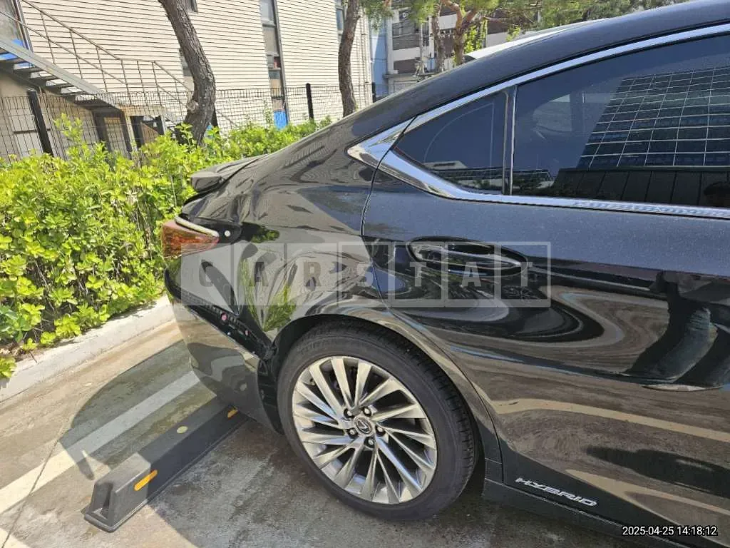 Photo 2 of 11: 2021 Lexus ES300h — Korean insurance auction