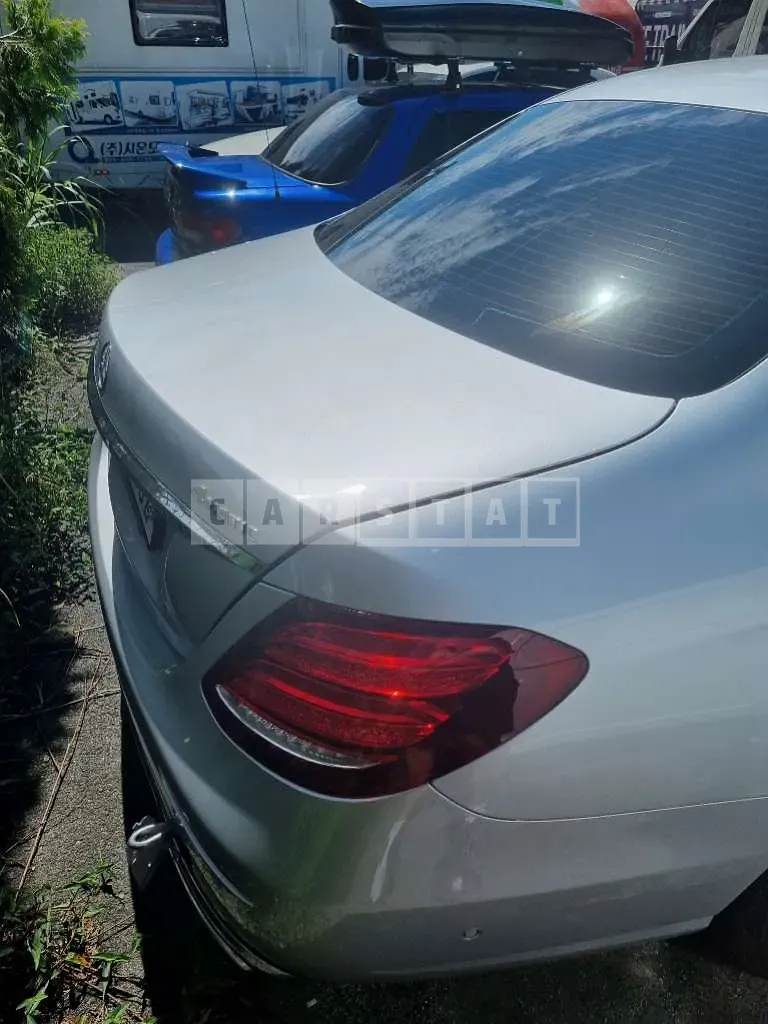 Photo 2 of 18: 2018 Mercedes-Benz E 300 4Matic, VIN WDDZF4KB6JA379762 — Korean insurance auction
