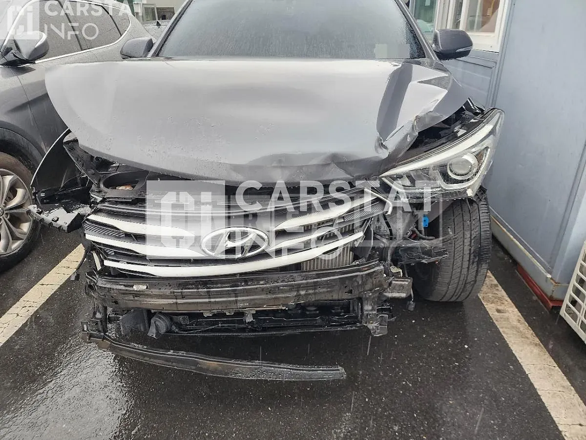 Photo 2 of 4: 2017 Hyundai Santa Fe, VIN KMHSW81UBHU758465 — Korean insurance auction