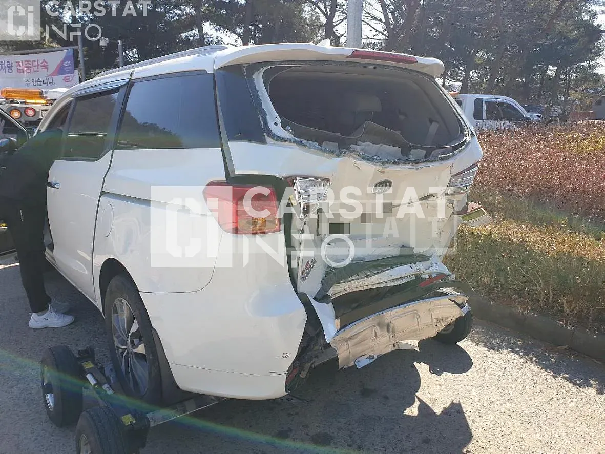 Photo 2 of 4: 2016 Kia Carnival, VIN KNAMB81ABGS214253 — Korean insurance auction