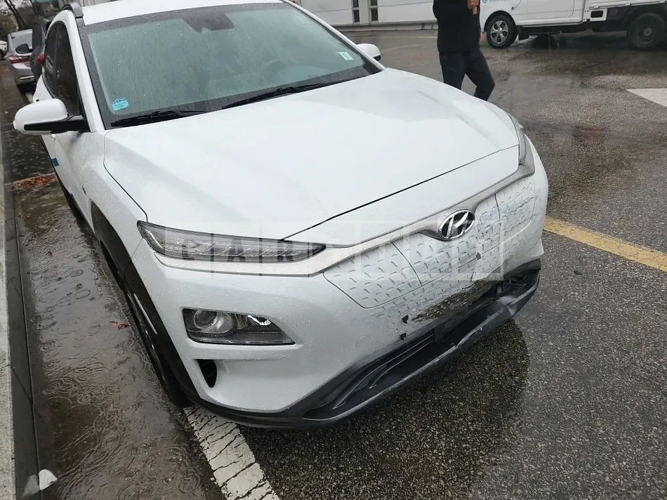 Photo 2 of 5: 2019 Hyundai Kona Electric, VIN KMHK281GFKU057362 — Korean insurance auction