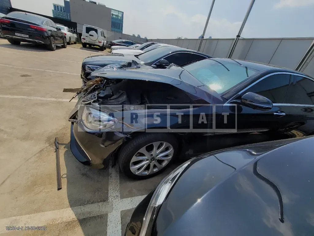 Photo 2 of 9: 2020 Mercedes-Benz E 300 4Matic, VIN W1KZF4KB2LA836196 — Korean insurance auction