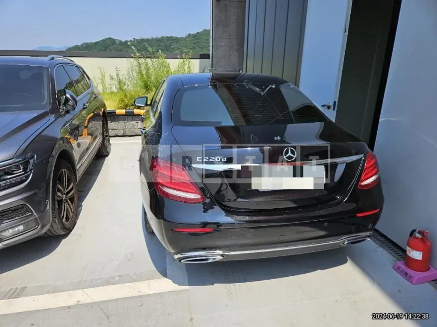 Photo 2 of 15: 2016 Mercedes-Benz E220 d — Korean insurance auction