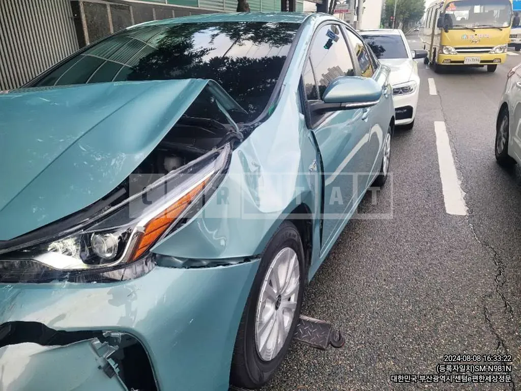 Photo 2 of 7: 2022 Toyota Prius — Korean insurance auction