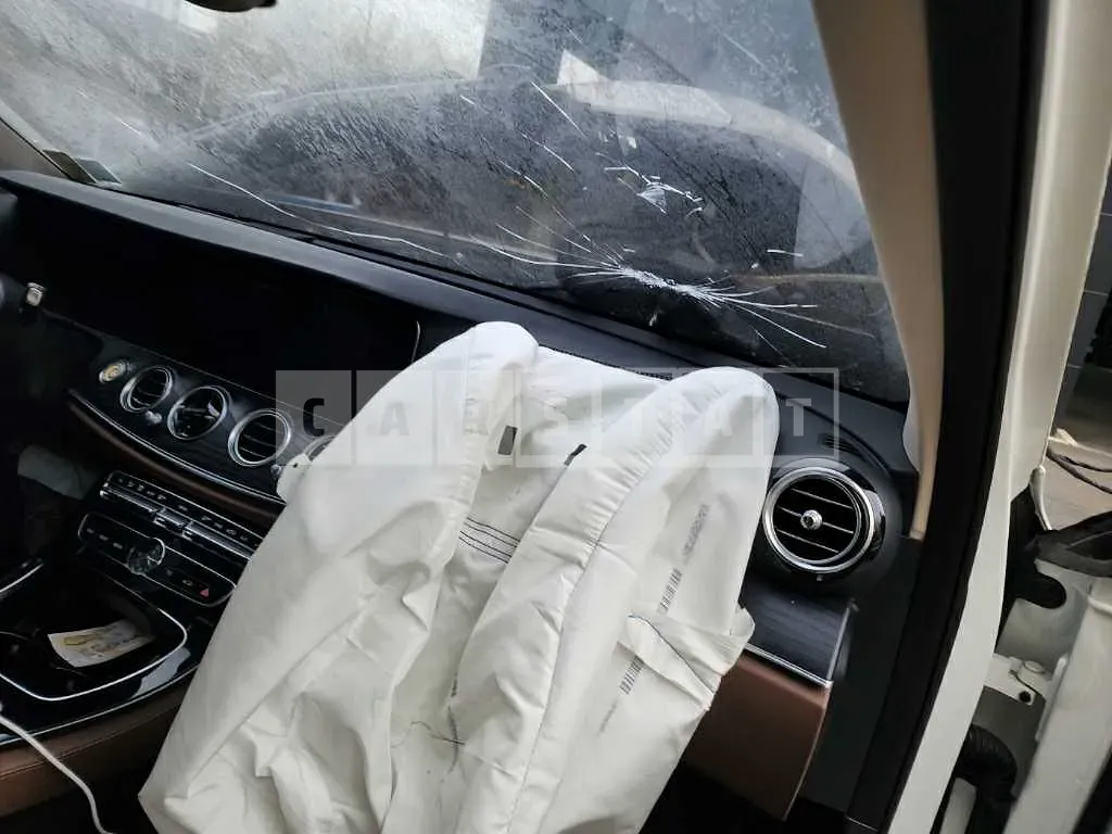 Photo 2 of 23: 2018 Mercedes-Benz E300 — Korean insurance auction