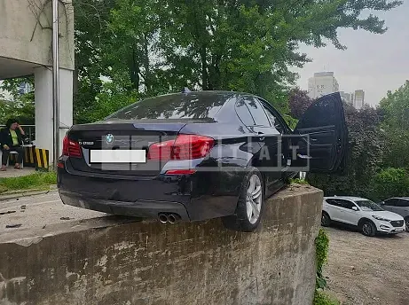 Photo 2 of 9: 2016 BMW 520d, VIN WBA5E5105GG073978 — Korean insurance auction