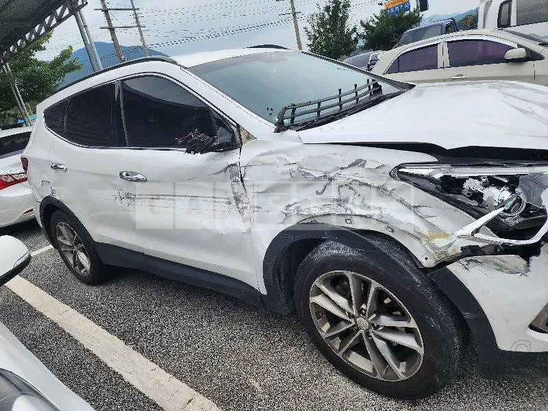Photo 2 of 19: 2016 Hyundai Santa Fe, VIN KMHSW81UBGU597352 — Korean insurance auction