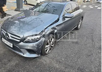 Photo 1 of 4: 2019 Mercedes-Benz C220 d — Korean insurance auction