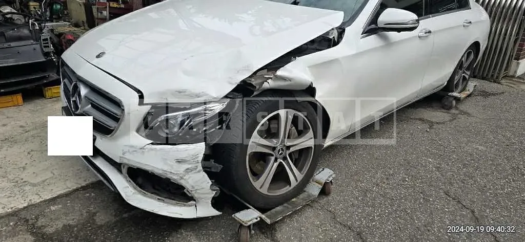 Photo 2 of 29: 2018 Mercedes-Benz E300 4Matic — Korean insurance auction