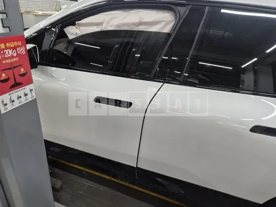 Photo 2 of 50: 2025 BMW iX xDrive50, VIN WBY21CF01SCT28848 — Korean insurance auction