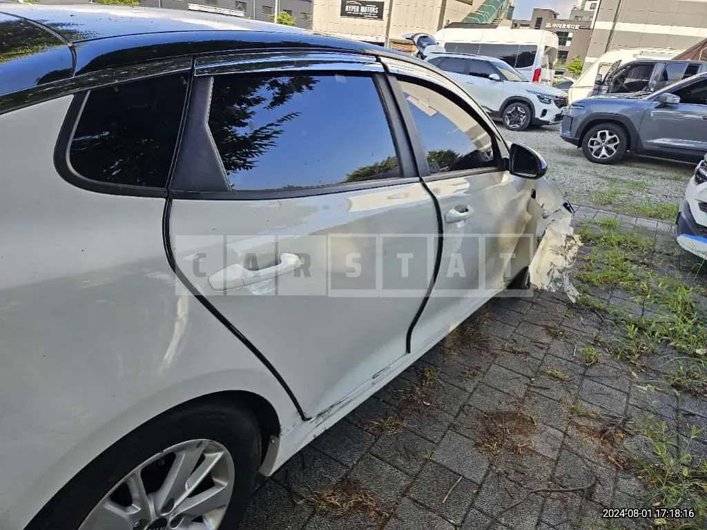 Photo 2 of 26: 2017 Kia K5 — Korean insurance auction