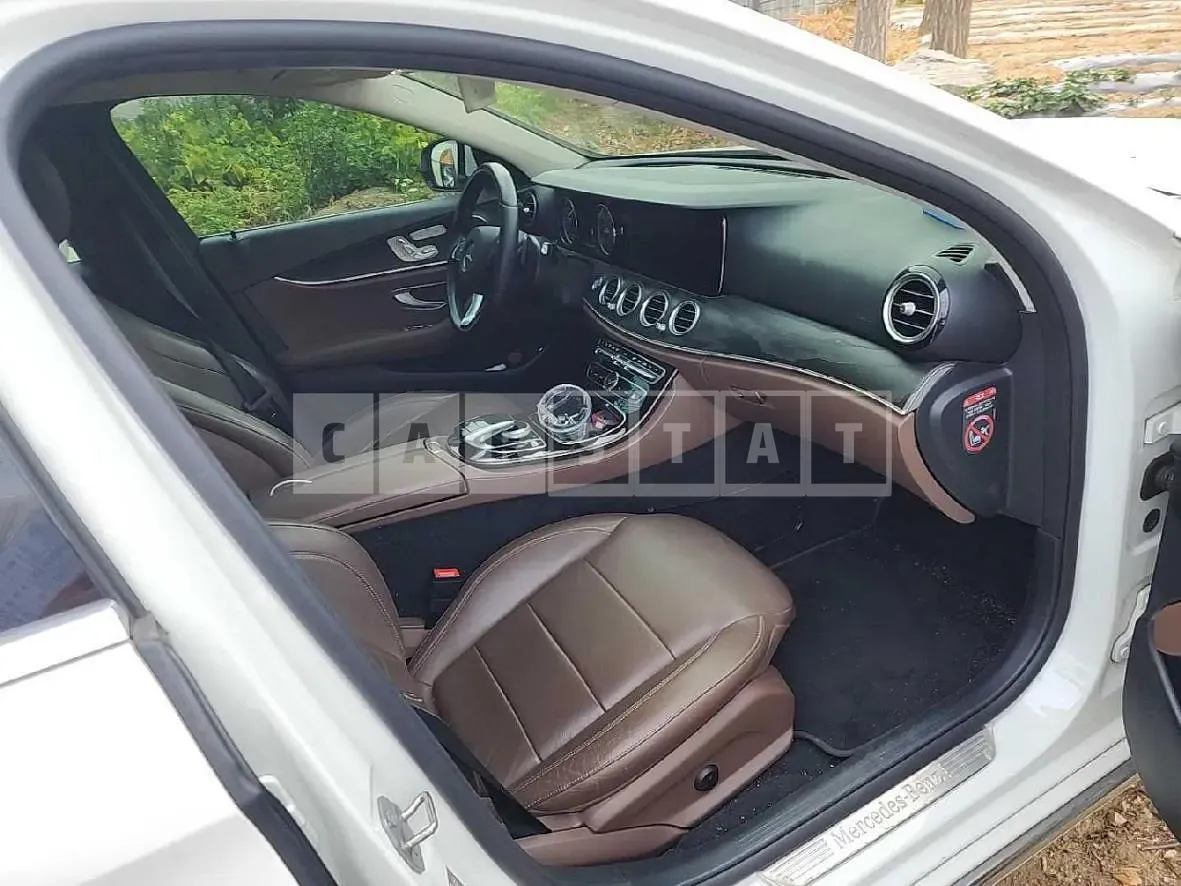 Photo 2 of 31: 2017 Mercedes-Benz E 220 d — Korean insurance auction