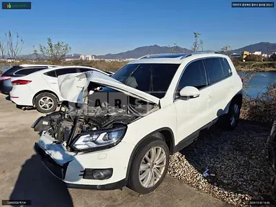 Photo 1 of 13: 2015 Volkswagen Tiguan, VIN WVGZZZ5NZFW567537 — Korean insurance auction