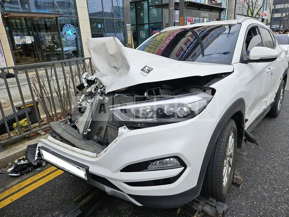 Photo 2 of 12: 2016 Hyundai Tucson, VIN KMHJ3815GHU279617 — Korean insurance auction
