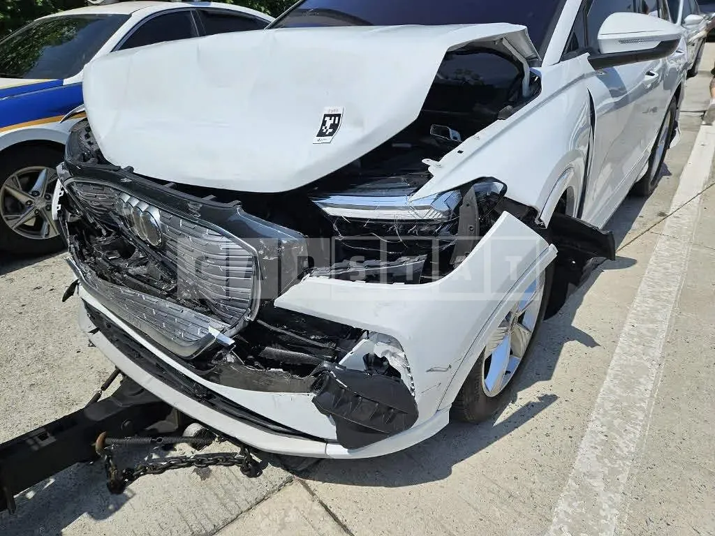 Photo 2 of 13: 2022 Audi Q4 e-tron 40, VIN WAUZZZFZ6NP044619 — Korean insurance auction