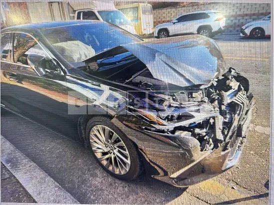 Photo 2 of 5: 2020 Lexus ES300h, VIN JTHB21B16L2080880 — Korean insurance auction
