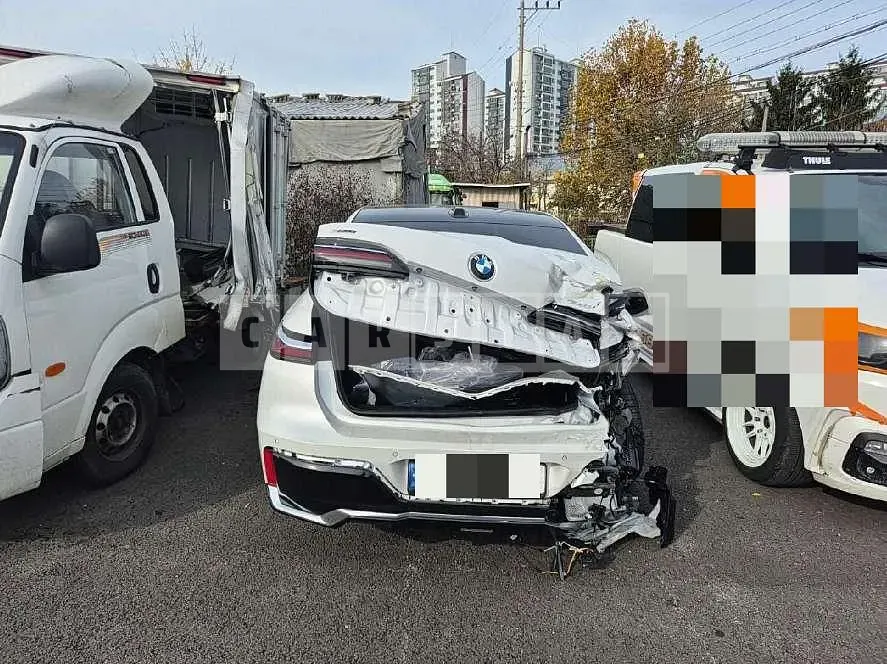 Photo 2 of 12: 2024 BMW 740i xDrive — Korean insurance auction