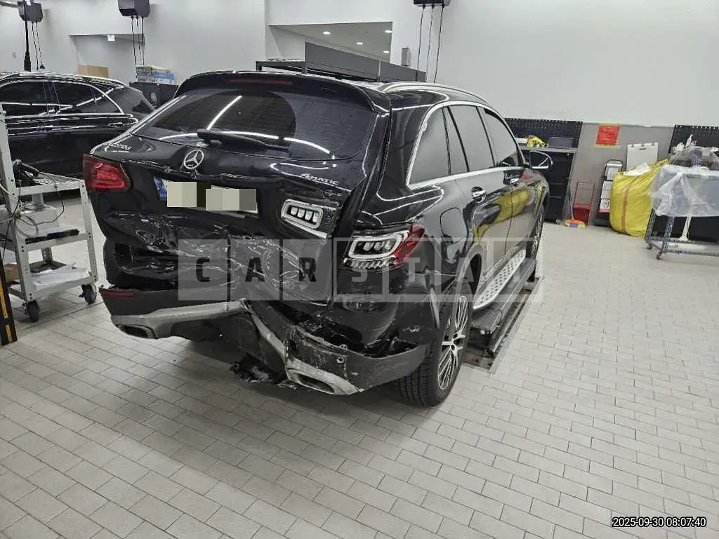 Photo 2 of 26: 2021 Mercedes-Benz GLC220 d 4Matic — Korean insurance auction