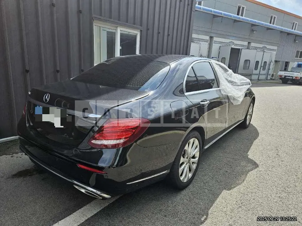 Photo 2 of 6: 2017 Mercedes-Benz E300 — Korean insurance auction
