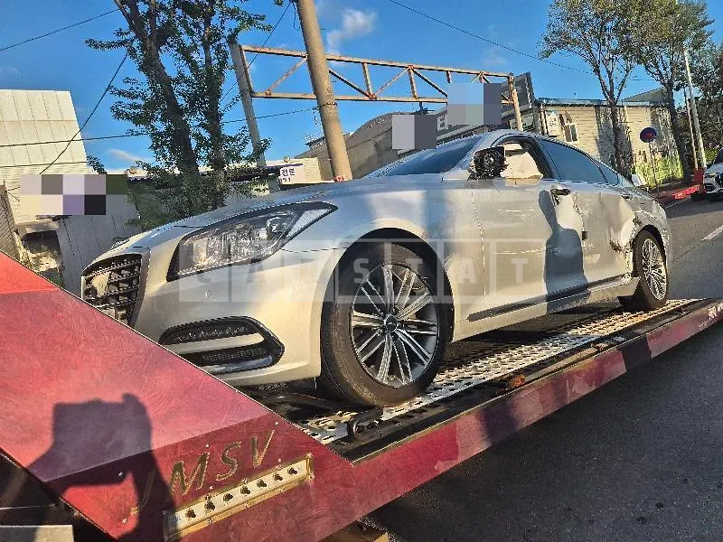 Photo 2 of 13: 2017 Genesis G80, VIN KMHGL41DDJU255596 — Korean insurance auction