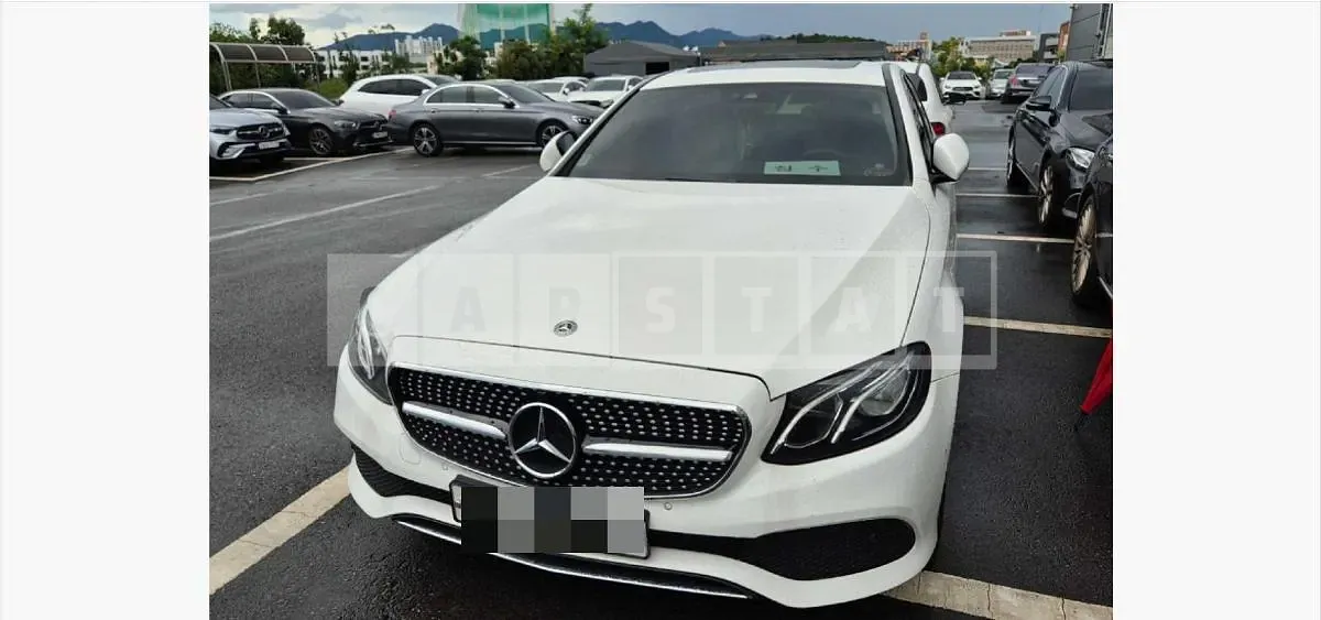 Photo 2 of 6: 2018 Mercedes-Benz E200 — Korean insurance auction