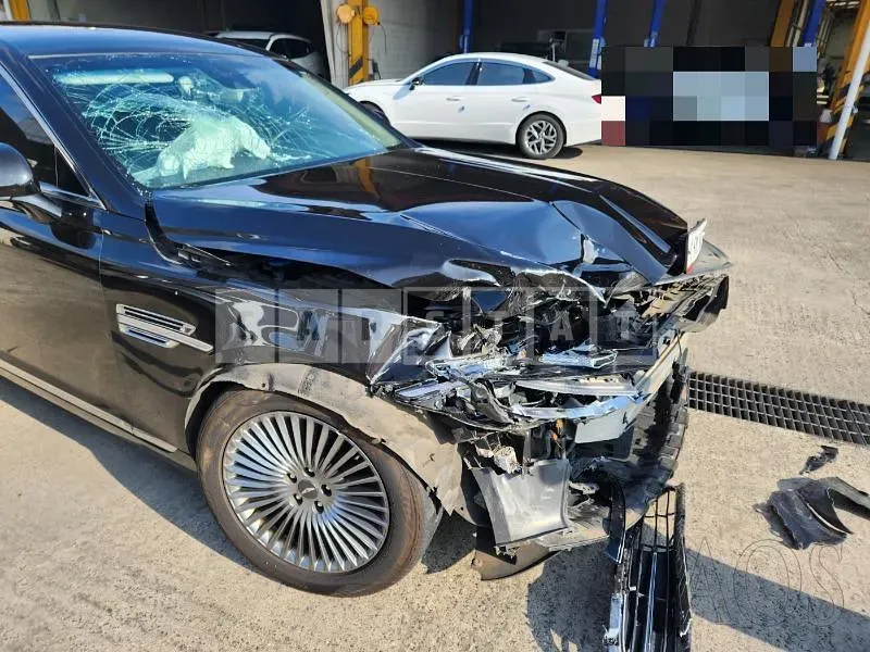 Photo 2 of 40: 2019 Genesis G90 3.8, VIN KMHG141DDKU067420 — Korean insurance auction
