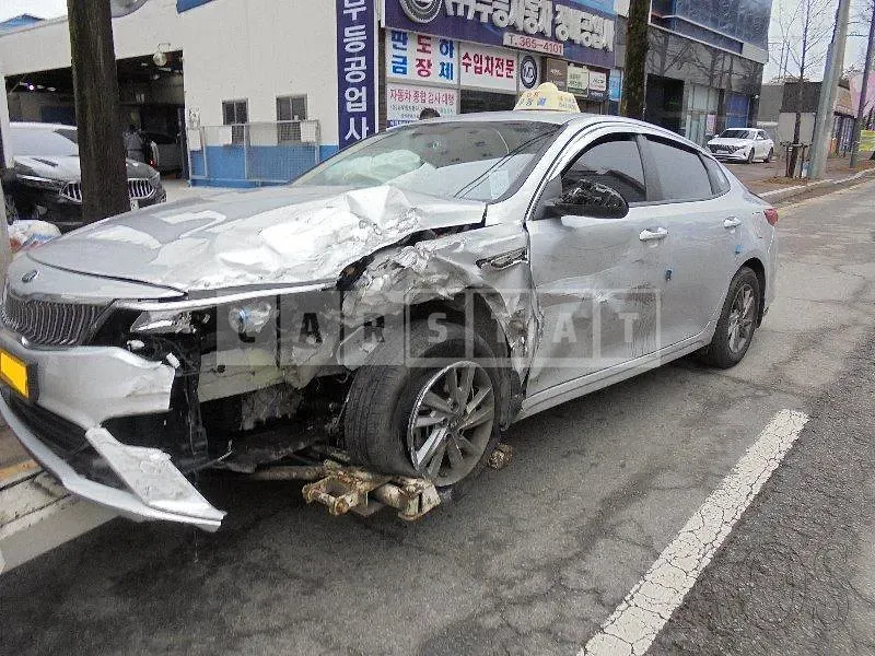 Photo 2 of 24: 2020 Kia K5, VIN KNAGU416BMA400944 — Korean insurance auction
