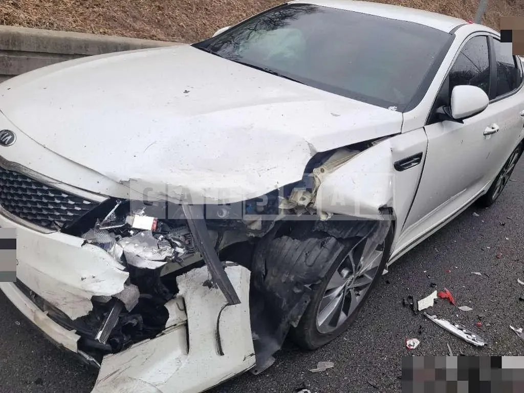 Photo 2 of 3: 2017 Kia K5 2.0 — Korean insurance auction