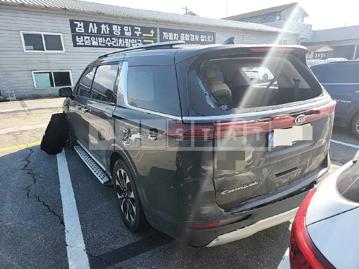 Photo 2 of 17: 2021 Kia Carnivals, VIN KNANE81BBMS056875 — Korean insurance auction
