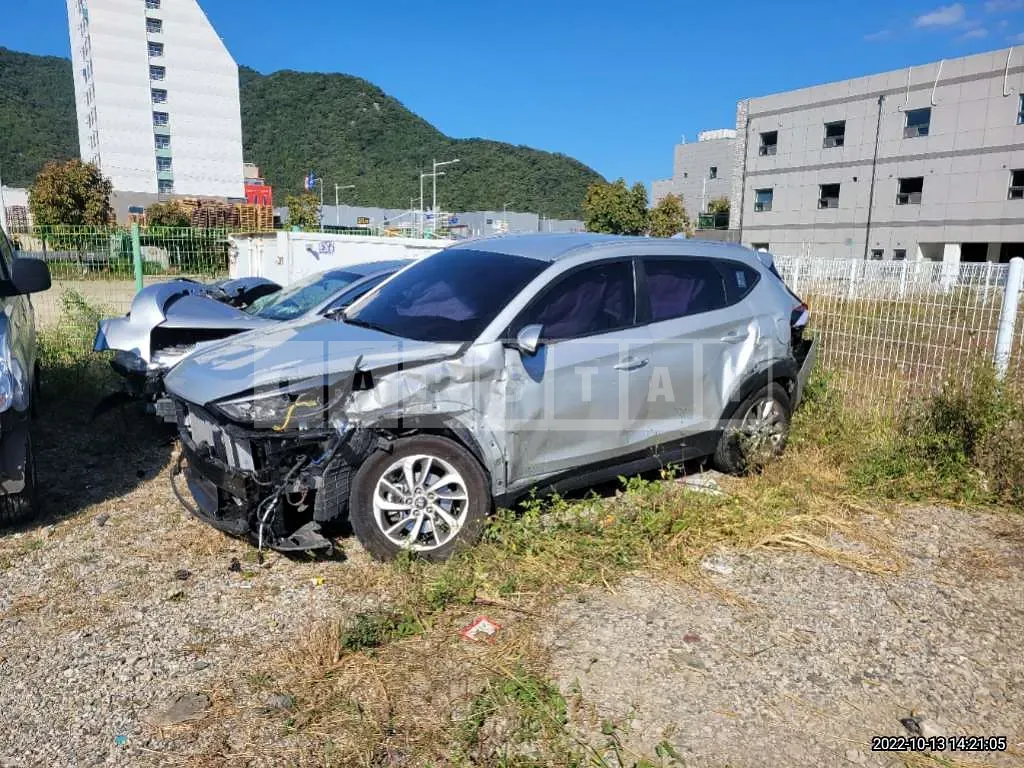 Photo 2 of 8: 2018 Hyundai Tucson, VIN KMHJ3815GJU519486 — Korean insurance auction