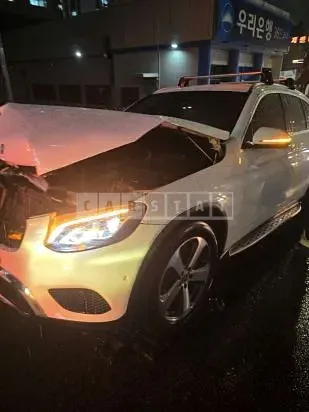 Photo 2 of 18: 2019 Mercedes-Benz GLC300 4Matic — Korean insurance auction