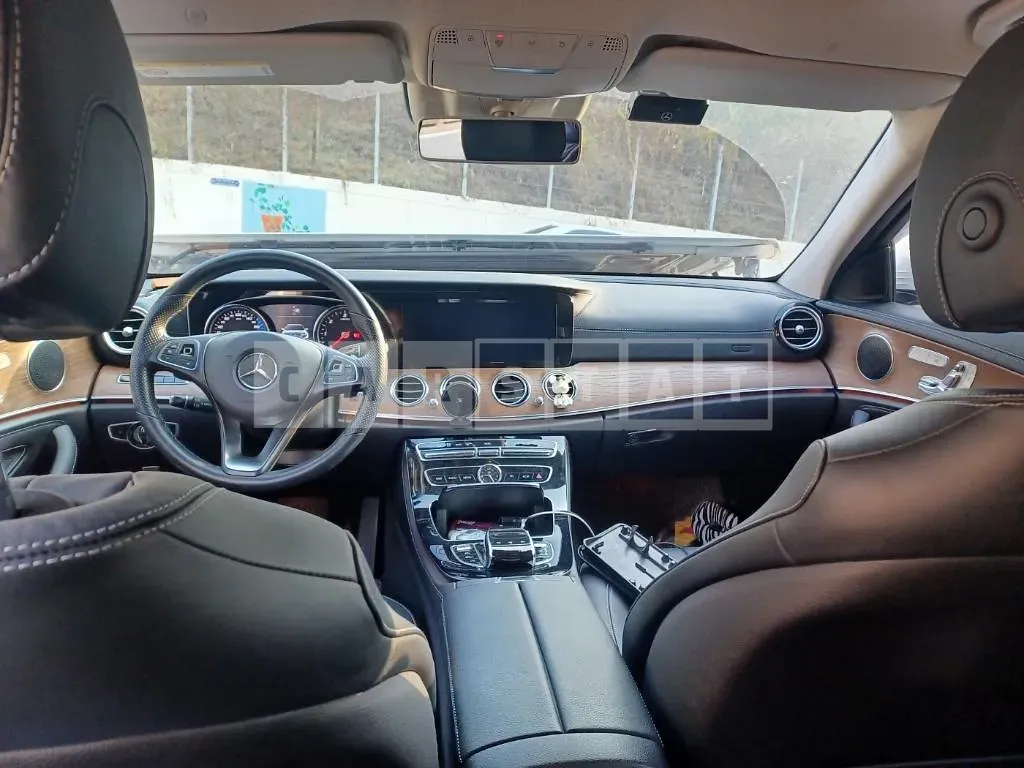 Photo 2 of 12: 2017 Mercedes-Benz E220d 4Matic, VIN WDDZF0FB9HA270323 — Korean insurance auction